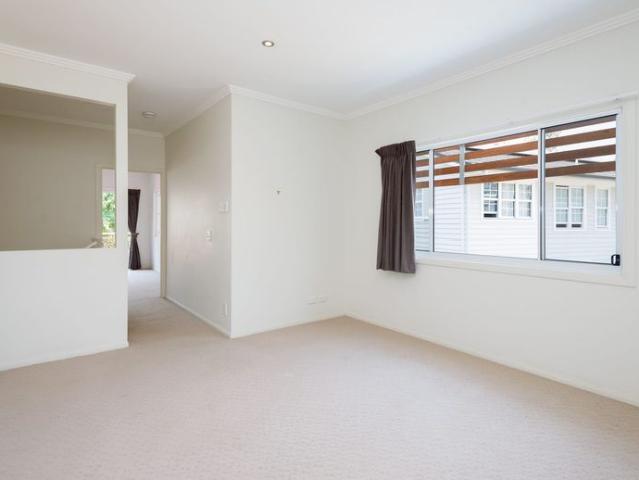 MAIN BEACH MODERN TOWNHOUSE IN QUIET STREET STROLL TO SURF BEACH & SHOPPING