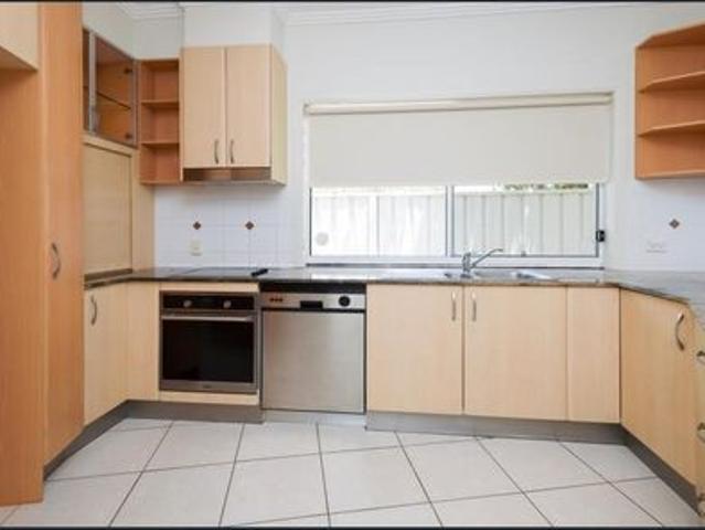 MAIN BEACH MODERN TOWNHOUSE IN QUIET STREET STROLL TO SURF BEACH & SHOPPING