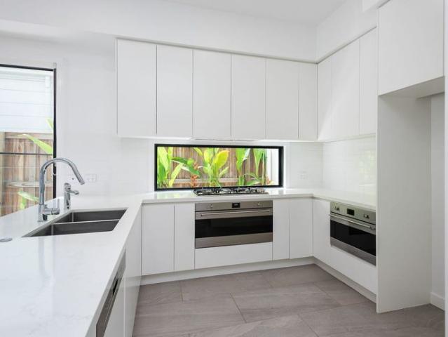 Main Beach Luxury Villa: 3 Bed + Study, 2 Bath, Pool