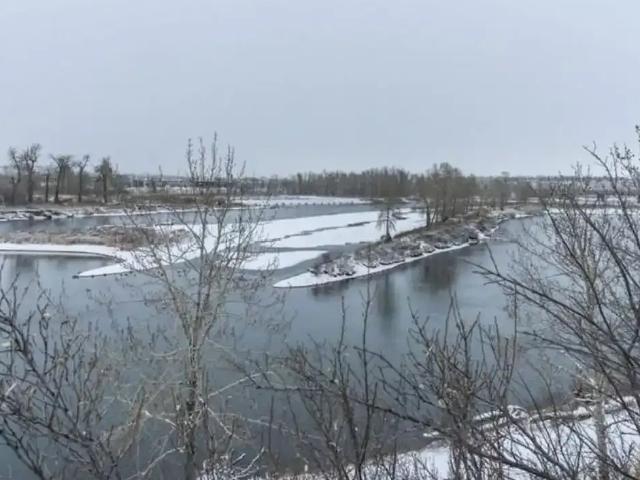 Main floor/top floor facing the Bow River. — 3 Bedrooms House