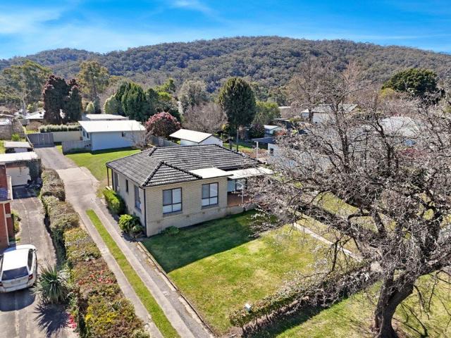 Main Home with Separate Teenagers Retreat Walk to School & Mittagong Township