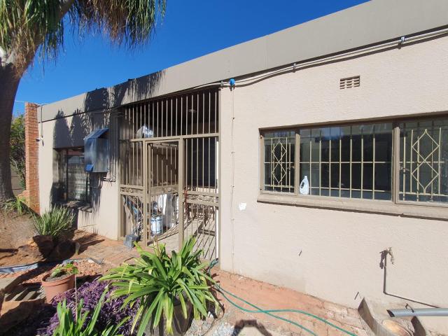 Spacious Newly Renovated 4 Bedroom House on shared property To Rent in Kibler Park, Johannesburg