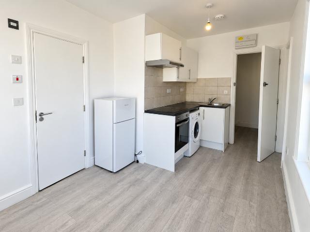 Main Road, Chelmsford CM1, 1 bed flat to rent, £1,000 pcm | PrimeLocation