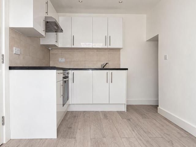 Main Road, Chelmsford CM1, 2 bed flat to rent, £1,550 pcm | PrimeLocation