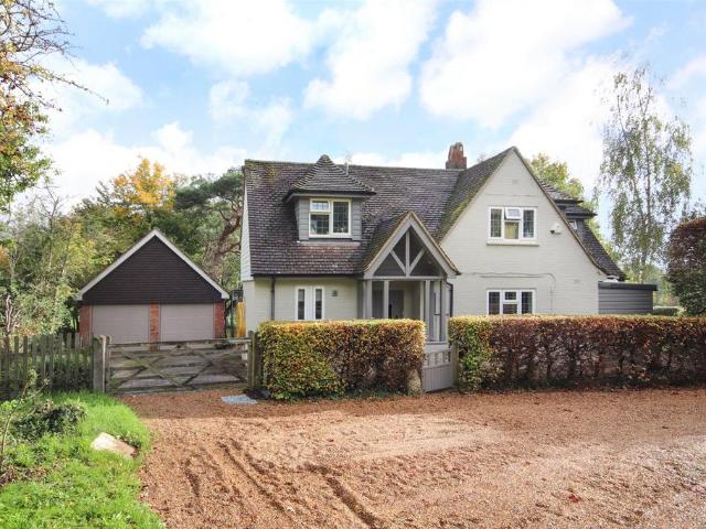Main Road, Crockham Hill, Edenbridge. 5 bed detached house to rent £4,500 pcm £1,038 pw