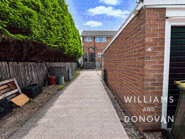 Main Road, Hawkwell, Hockley SS5, 2 bed maisonette to rent, £1,400 pcm | PrimeLocation
