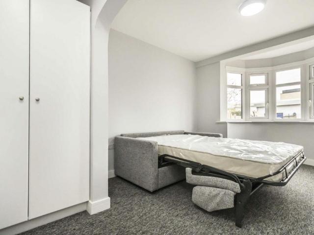 Main Street, Hanworth TW13 Studio to rent £1,095 pcm £253 pw