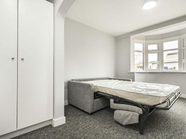Main Street, Hanworth TW13, Studio to rent, £1,095 pcm | PrimeLocation
