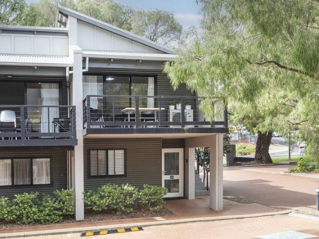 FLY OUT / RENT OUT. TOWN CENTRE STUDIO APARTMENT