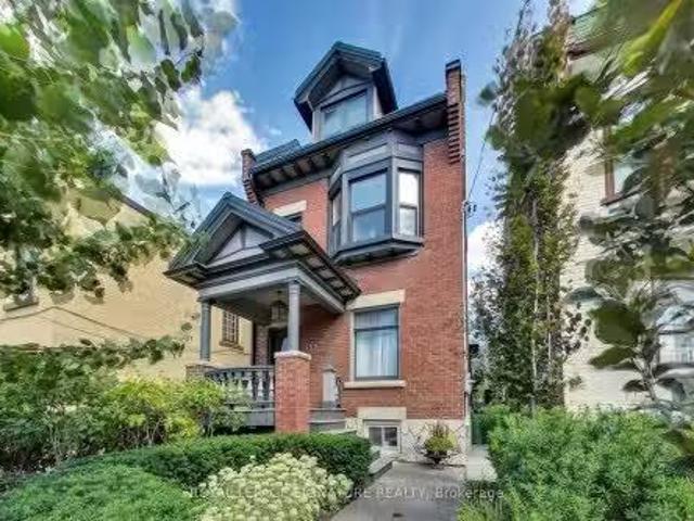 Main 359 Clinton Street, Toronto, ON, M6G 2Y7 house for leas.