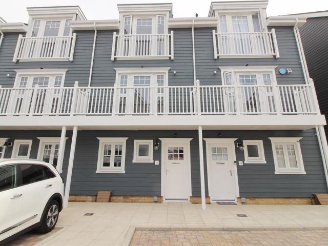 Maine Street, Reading RG2, 3 bed town house to rent, £2,295 pcm | PrimeLocation