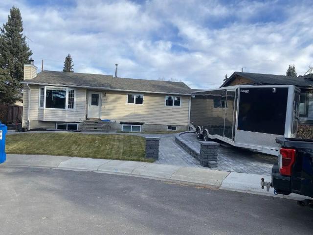 Mainfloor of the house close to downtown Airdrie just off centre and Main Street — 3 Bedrooms Main Floor