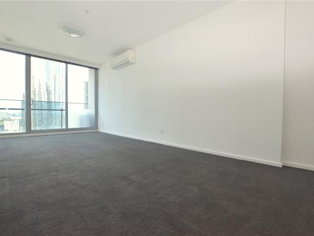 Mainpoint: 23rd Floor Stunning 2 Bedroom Apartment in a Fabulous Location!