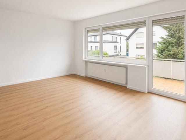 Maintal Bischofsheim: Renovierte 2 Zimmer Wohnung mit großem Balkon und Garage