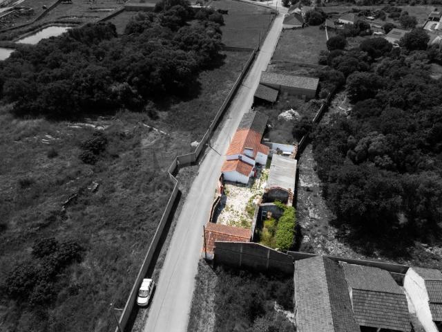 Mais De 300 m² De Construção, Pátio Privado E Grandes Áreas. 144m² Alcobaça