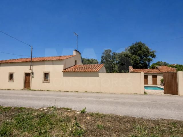 Mais De 300 m² De Construção, Pátio Privado E Grandes Áreas. 144m² Alcobaça