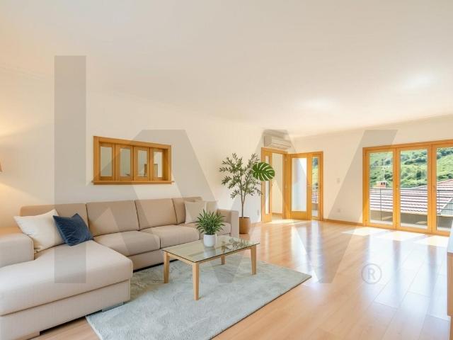 Mais do que um Apartamento, um Refúgio de Luz e Privacidade. 140m² Ramada e Caneças