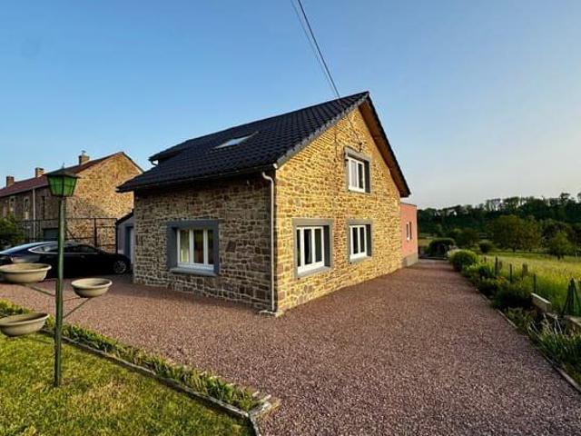 Maison 3 ch. avec garage, terrasse, jardin & tennis à Biesme