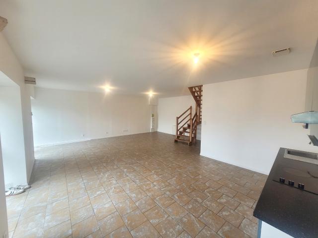 MAISON 3 CHAMBRES AVEC COUR EQUILLEMONT