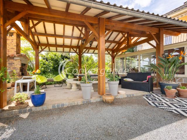 Maison 3 chambres avec double garage et dépendances