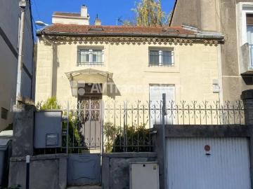 MAISON 3 CHAMBRES AVEC GARAGE, VERANDA ET COUR