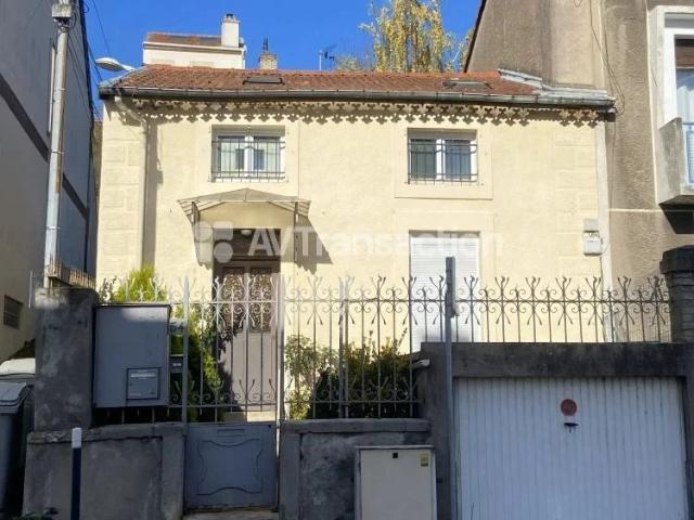 MAISON 3 CHAMBRES AVEC GARAGE, VERANDA ET COUR