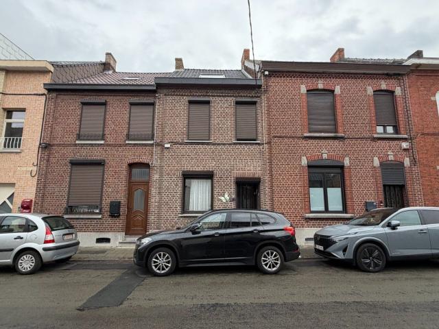 Maison 3 chambres avec grand garage avec fosse mécanique.