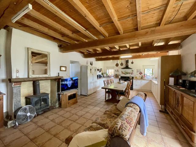 Maison 3 chambres de 157 m2 habitables à finir de rénover à. 157m² Madiran