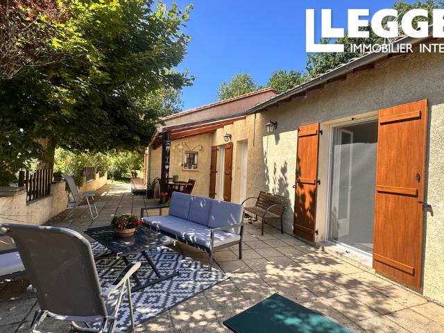 Charmante maison de plain pied de trois chambres avec un sous sol spacieux et un garage, nichée au calme