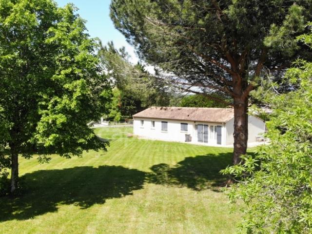 Maison de plain pied 3 chambres garage hangar terrain clos