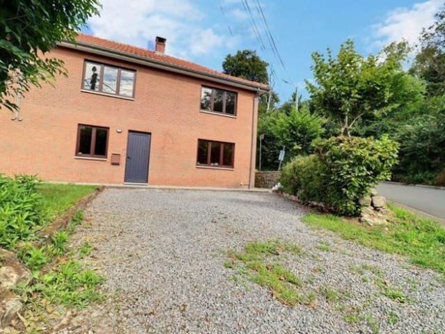 Maison 3 chambres, jardin, parking. Au calme