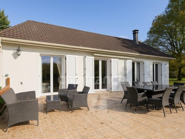 Maison 3 chambres, piscine 12X6 avec abri, terrain 3720M2 CHARNY 89