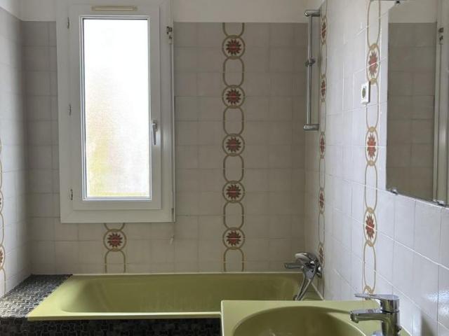 Maison 3 chambres, sous sol complet, garage et jardin