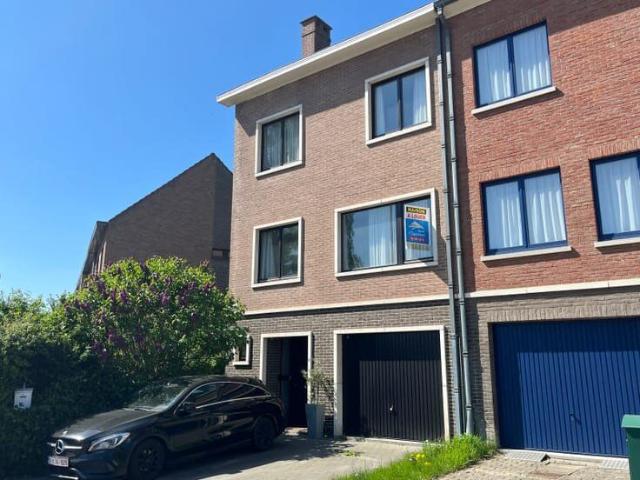 Maison 3 façades avec garage et jardin