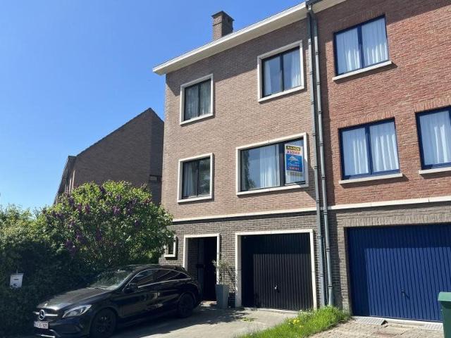 Maison 3 façades avec garage et jardin