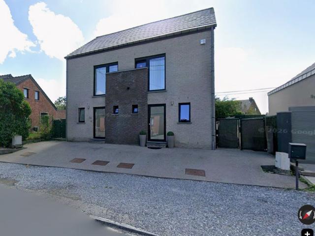 Maison 3 façades avec terrasse et jardin à louer