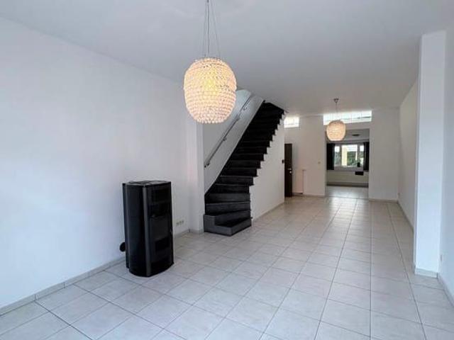 Maison 3 façades de ±200 m² avec jardin, garage et terrasse