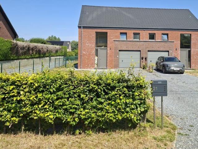 Maison 3 façades récente avec 3 chambres et jardin à Berloz