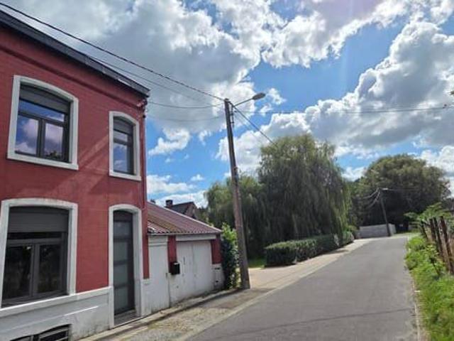 Maison 3 façades rénovée, 2 ch, jardin, garage 2v, rue calme