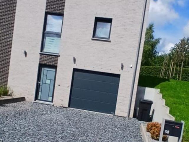 Maison 3 façades tout confort et garage double voiture