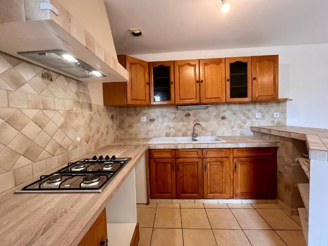 Maison 3 pièces, 108 m² à louer à Grans 13450