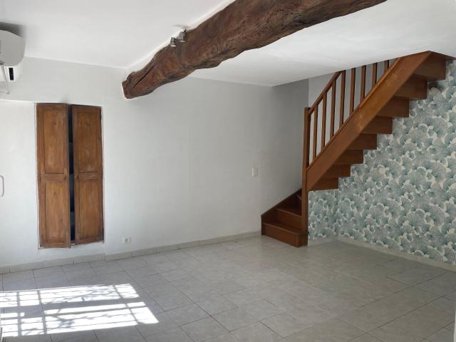 Maison 3 pièces, 73 m² à louer à Villecroze 83690