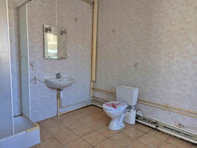 Maison 3 pièces à rénover avec petit jardin à Bazarnes