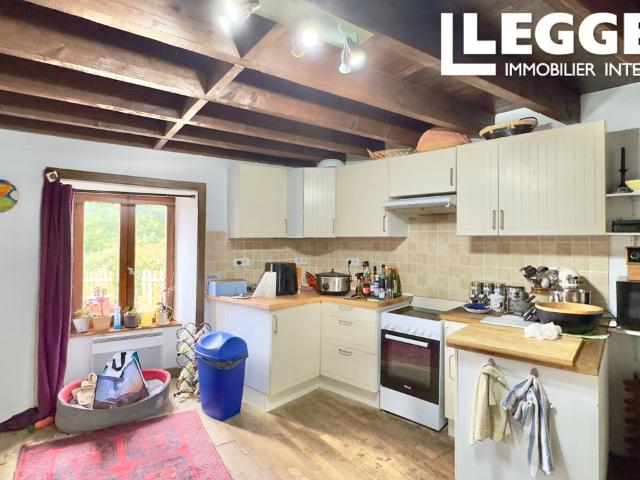 Maison 3 pièces mitoyenne d'un côté avec terrasse dans un petit hameau près de Châlus