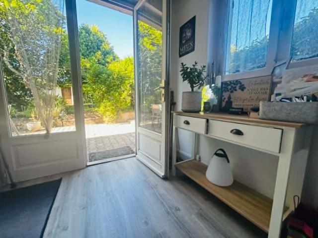 MAISON 100 M² AU CALME SANS VIS A VIS, 3 CHAMBRES, TERRAIN DE 859 m², TERRASSE DE 30m², GARAGE, DOUBLE VITRAGE, POMPE A CHALEUR, CLIMATISATION, ASSAINISSEMENT COLLECTIF, TOITURE OK