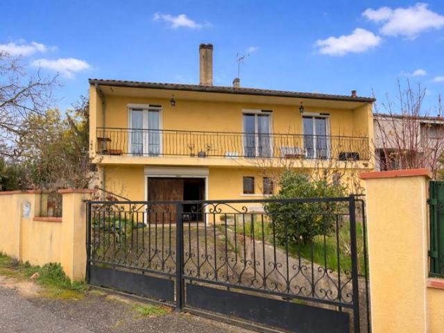 “Centre village à pied – maison 3 chambres, garage,avec véranda et espace indépendant”