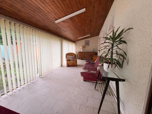 “Centre village à pied – maison 3 chambres, garage,avec véranda et espace indépendant”