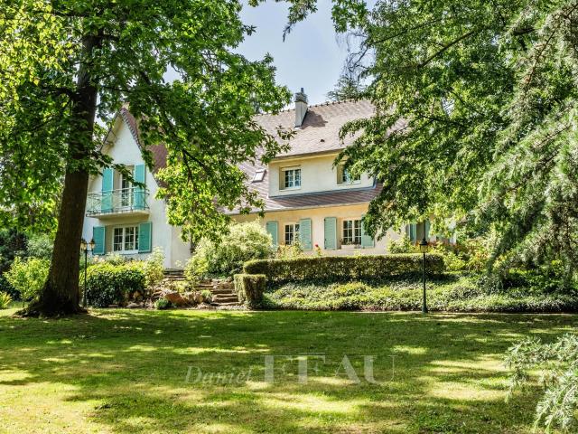 Maison 10 pièces 251 m²