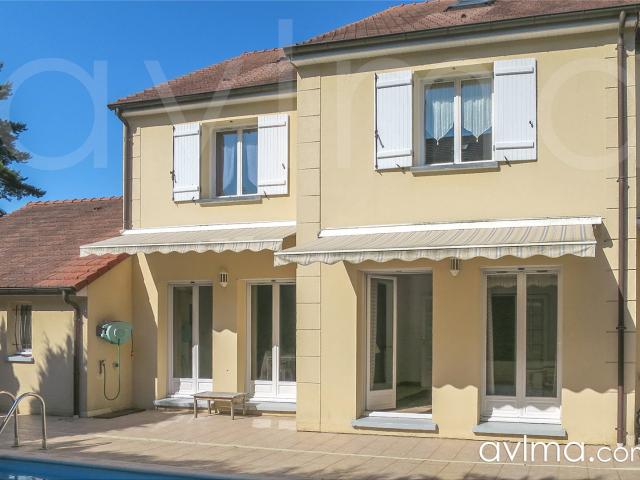 Maison 10 pièces 240 m²