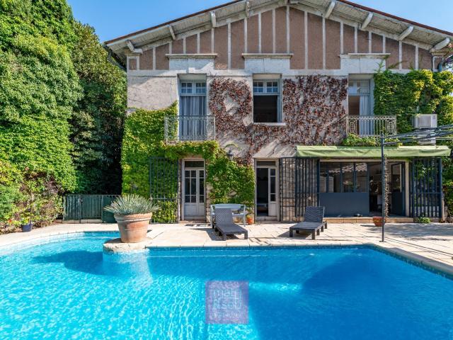 Maison 10 pièces 245 m²